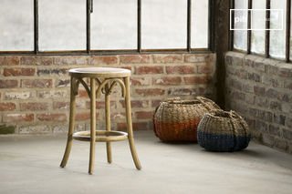 Taburete Pampelune con acabado natural